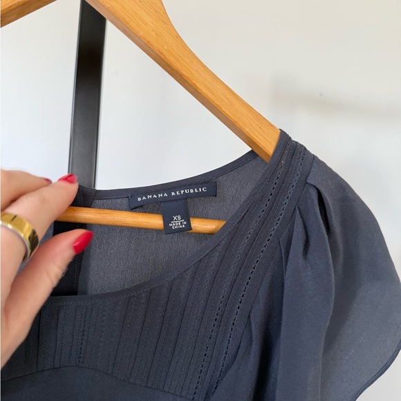 Banana Republic women’s navy blouse XS - Picture 3 of 3